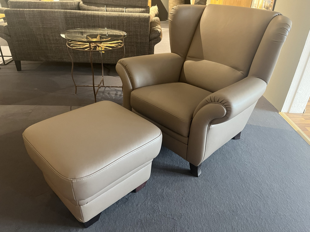 Ohrensessel mit Hocker