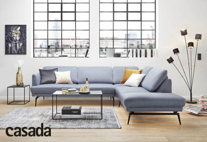 Hellblaues Sofa mit modernen Dekoartikeln