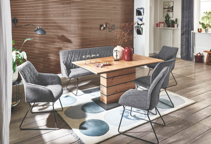 Graue Möbel für dein Esszimmer mit Holztisch
