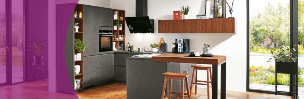 Schwarze Küche mit Holzelementen
