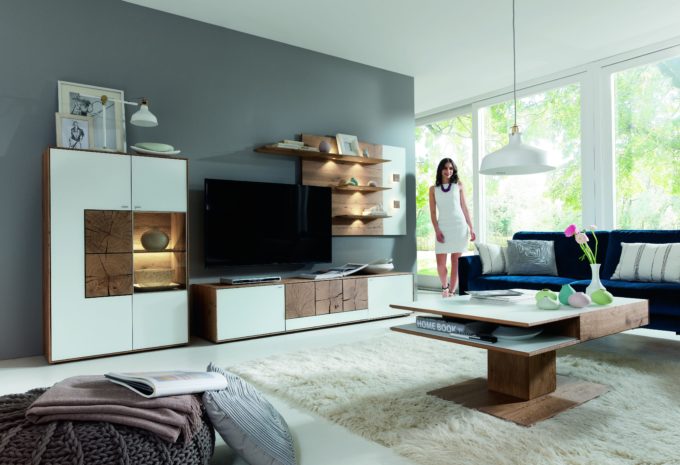 Wohnzimmer mit weißen Möbeln und Holzoptik