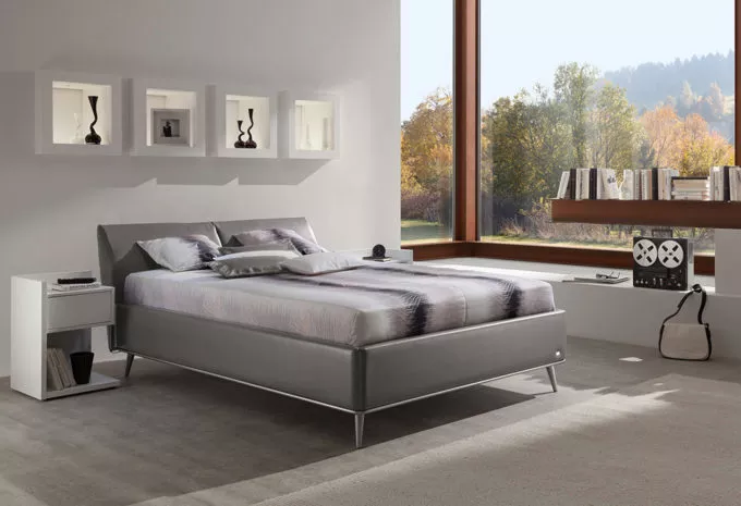 Graues Sofa mit natürlichem Hintergrund