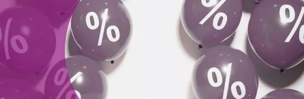 Foto mit Ballons, die ein Prozentzeichen aufgedruckt haben