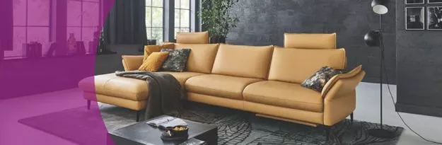 Orangenes Sofa mit dunklen Wänden